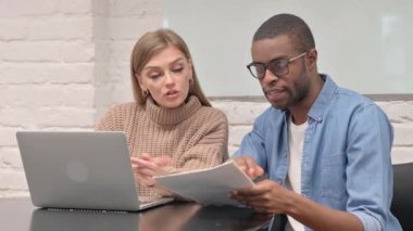 Laptop ve Belgeler ve Evraklarda Çalışan Çok Etnik İnsanlar