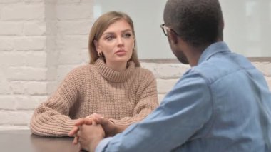 Afrikalı İş Arkadaşıyla Sıradan Genç Kadın Konuşuyor