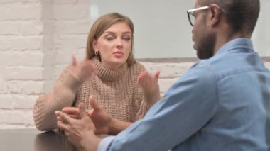 Afrikalı İş Arkadaşıyla Tartışan Kızgın Kadın