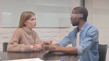 Yaratıcı Genç Meslektaşlar Ofiste Konuşuyor