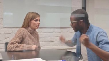 Yaratıcı Genç Meslektaşlar Ofiste Tartışıyor