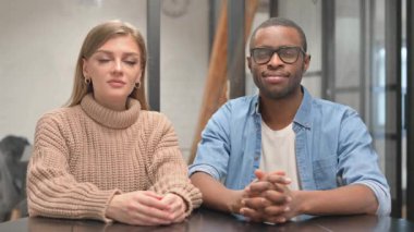 Kameraya Bakan Gülümseyen Genç Sıradan İnsanların Portresi