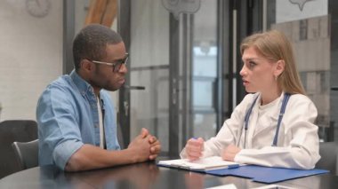 Afrikalı Hastayla Konuşan Kadın Doktor