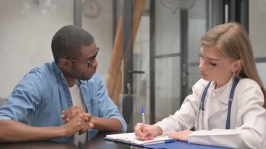 Afrikalı Hasta Genç Kadın Doktorla Konuşuyor