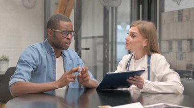 Endişeli Afrikalı Hasta ile Kadın Doktor Pozitif Tıbbi Raporu