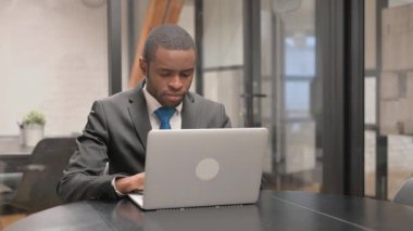 Ofisteyken Afrikalı İşadamı Beyin Fırtınası