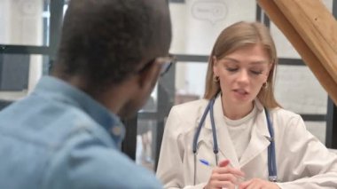 Afrikalı Hastayla Konuşan Kadın Doktor 'a yakın çekim