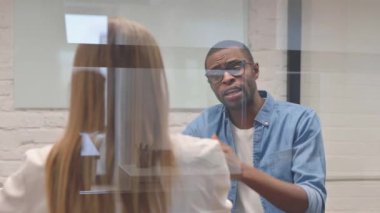 Afrikalı Adam Klinikte Doktorla Konuşurken