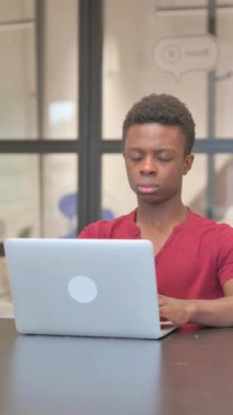 Laptop 'ta Öksüren Genç Afrikalı Adam' ın dikey videosu