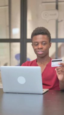 Ofiste Çevrimiçi Bankacılıktan Hoşlanan Genç Afrikalı Adam 'ın dikey videosu