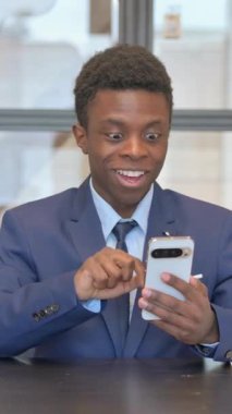 Ofiste Başarı Kutlaması 'nın Afrikalı İşadamı' nın dikey videosu