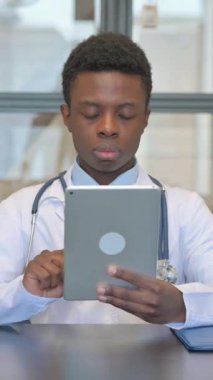Dijital Tablet kullanan Afrikalı Erkek Doktorun dikey videosu