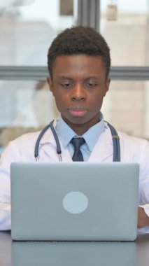 Hastanedeki Kamerada Afrikalı Erkek Doktor Kısıtlama videosu