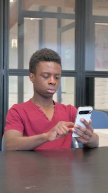 Günlük Afrikalı Adam 'ın İş Yeri' nde İnternet Taramasının dikey videosu