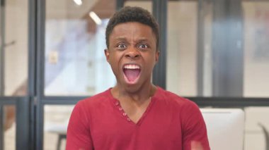 Başarı Kutlaması İçin Sıradan Afrikalı Genç Adamın Portresi