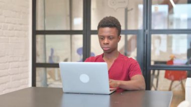 Laptop 'ta çalıştıktan sonra Genç Afrikalı Adam Ofisi terk ediyor