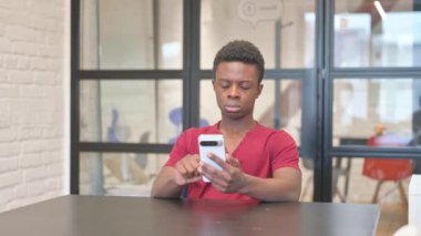 Ofiste İnternet 'e göz atan genç Afrikalı Adam