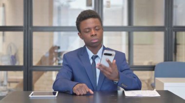 Afrikalı İşadamı Ofiste Telefonda Konuşuyor