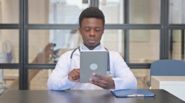 Afrika Erkek Doktoru Dijital Tablet Kullanıyor