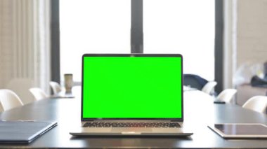 Ofisteki Masada Yeşil Ekranlı Laptop