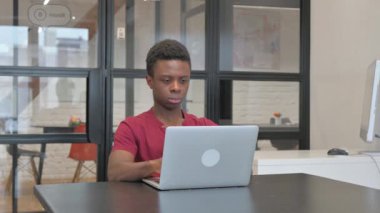 Laptop üzerinde çalıştıktan sonra sıradan Afrikalı Adam Ofisi terk ediyor
