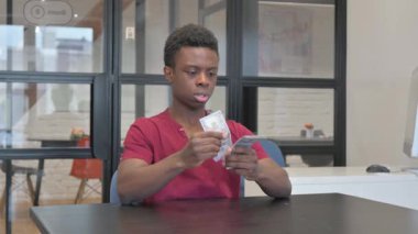 İş yerinde para sayan Afrikalı Adam 'ın kutlu olsun.