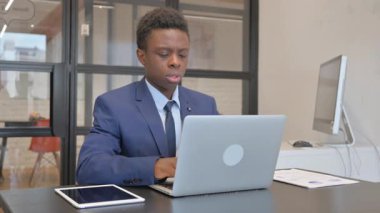 Genç Afrikalı İşadamı İşyerinde Sırt Yorgunluğu ve Ağrısı Var