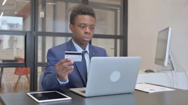 Genç Afrikalı İşadamı İşyerinde Çevrimiçi Bankacılık Keyfini Çıkartıyor