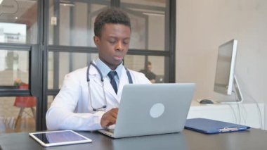 Laptop 'ta Yazan Afrikalı Erkek Doktor