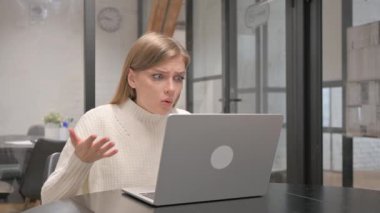 Dizüstü bilgisayarda Kaybolan Yaratıcı Genç Kadın Şok Oldu