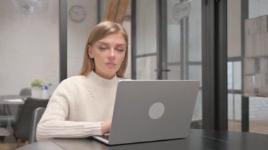 Ofisteki Kameraya Bakarken İnkâr Eden Yaratıcı Genç Kadın