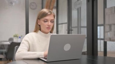 Yaratıcı Yaratıcı Genç Kadın İş Başında Başı Sarsıyor