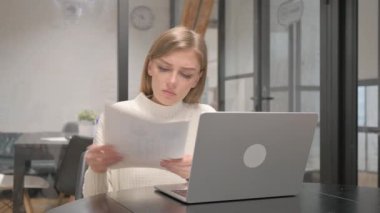 Belgeler ve Laptop Üzerinde Çalışan Yaratıcı Genç Kadın