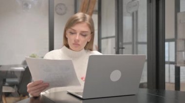 Belgeler ve Bilgisayarlar Üzerinde Çalışırken Kutlama Yapan Heyecanlı Yaratıcı Genç Kadın