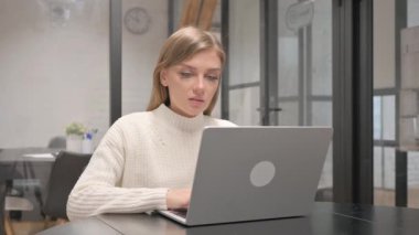 Dizüstü bilgisayarın kapatılmasından sonra Çalışma Alanını Bırakan Yaratıcı Genç Kadın