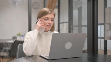 Çalışma Alanında Telefonda Konuşan Yaratıcı Genç Kadın