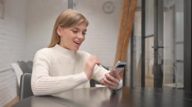 İnternette Kazanan Yaratıcı Genç Kadın Heyecanlı