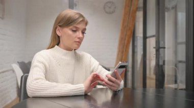 Telefonda Yazan Yaratıcı Genç Kadın