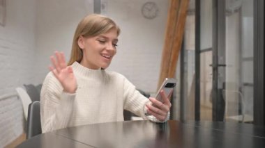 Çalışma Alanında Tablet 'te Video Sohbeti Yapan Yaşlı Yaşlı Kadın