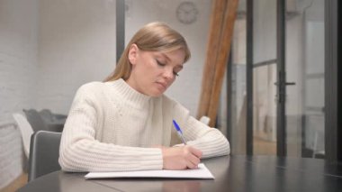 Çalışma Alanında Mektup Yazan Yaratıcı Genç Kadın