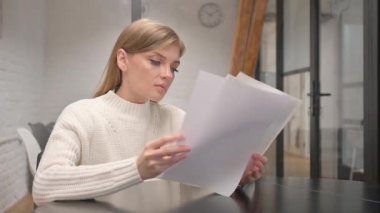 Çalışma Alanında Belgeleri Okuyan Yaratıcı Genç Kadın 'ın Evrakları