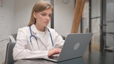 Laptop 'ta Yazan Genç Kadın Doktor