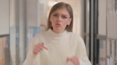 Tatmin Olmayan Genç Kadın Tartışıyor Portresi