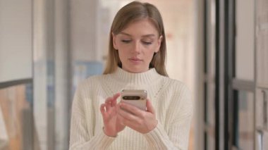 Telefon kullanan genç kadın portresi