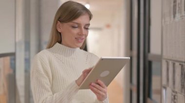 Dijital Tablet Üzerinde Çalışan Genç Kadın Portresi