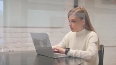 Bayan Çalışan Laptop 'ta Kaybından Şok Oldu
