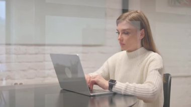 Ofisteki Kameraya Bakan Kadın Çalışandan Başparmaklar Aşağı