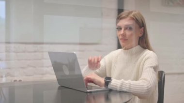 Memnuniyetsiz Bayan Çalışan Ofisteki Kameraya Bakarken İnkâr Ediyor