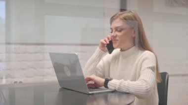 Çalışan Kadın Çalışma Alanında Telefonla Konuşuyor