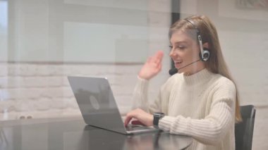 Kadın Müşteri Hizmetleri Temsilcisi Video Sohbeti Yapıyor, Müşterilerle Konuşuyor